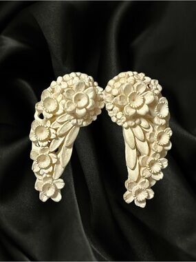 Vintage Carved Celluloid Featherweight Clup Earrings 1 7/16”
